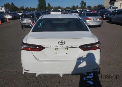 2022 Toyota Camry Se z USA, uszkodzony, nr VIN 4T1G11AK7NU689032